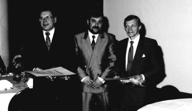 Kuvateksti vuodelta 1988: H. Laakkonen ja P. Laakkonen -vuoden alihankkijat - sekä S. Kovalainen Normet Oy:stä - vuoden alihankinnan ostaja - saivat palkintonsa Hotel Ilveksen iltatilaisuudessa.